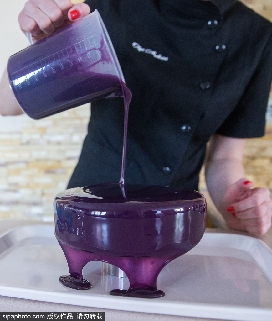 太完美！連強迫癥都被這個俄羅斯美女做的鏡面蛋糕治愈了