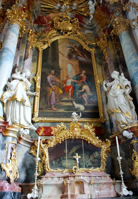 德國(guó)修道院現(xiàn)兩具“史上最奢華骷髏”