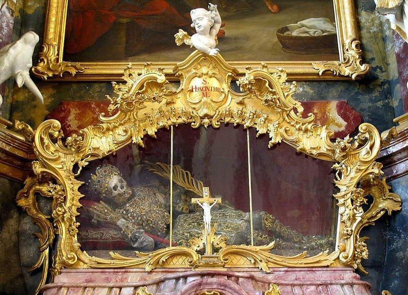 德國修道院現兩具“史上最奢華骷髏”