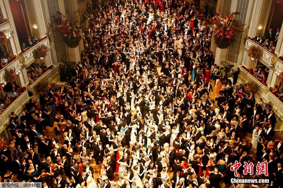維也納歌劇院舉行年度舞會(huì) 場(chǎng)面盛大奢華
