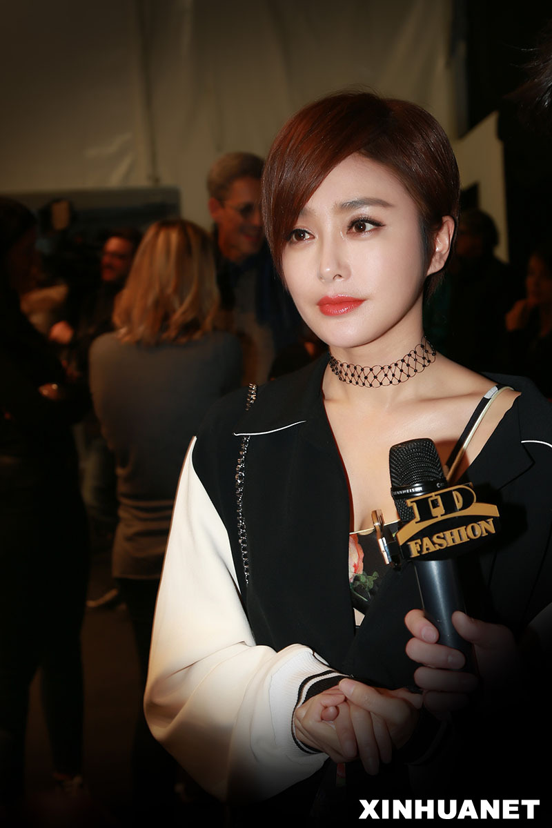 秦嵐現(xiàn)身米蘭時(shí)裝周 以酷帥短發(fā)造型出入秀場(chǎng)