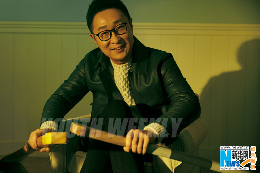 林永健登封面變暖心老爸 賣萌逗趣親吻玩偶