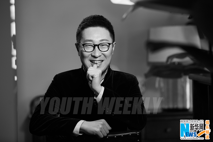 林永健登封面變暖心老爸 賣(mài)萌逗趣親吻玩偶