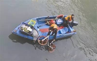 成都共享單車被燒毀 盤點N種被“玩壞”的共享單車