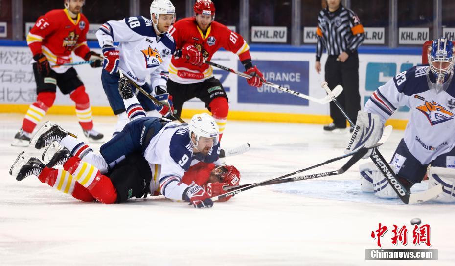 北京五棵松上演KHL冰球聯賽 英達現身觀賽（組圖）