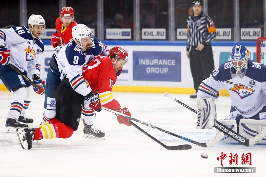 北京五棵松上演KHL冰球聯賽 英達現身觀賽（組圖）