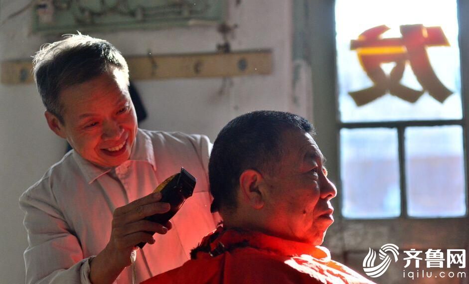 65歲老人堅守老理發店40余年（組圖）