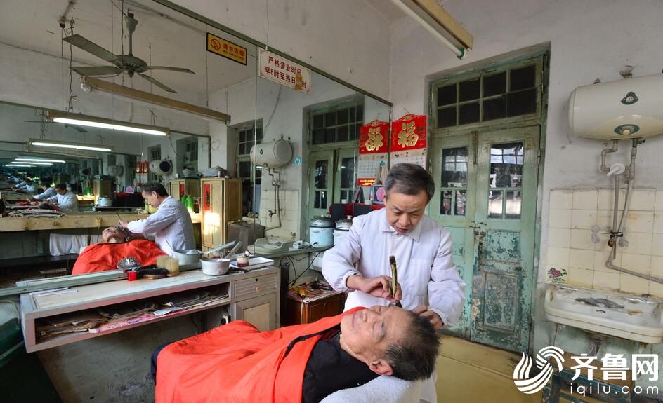 65歲老人堅(jiān)守老理發(fā)店40余年（組圖）