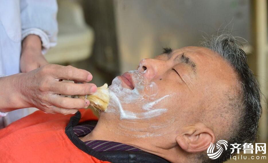 65歲老人堅守老理發店40余年（組圖）