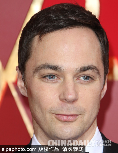 第89屆奧斯卡頒獎典禮紅毯：“謝耳朵”吉姆-帕森斯帥氣亮相