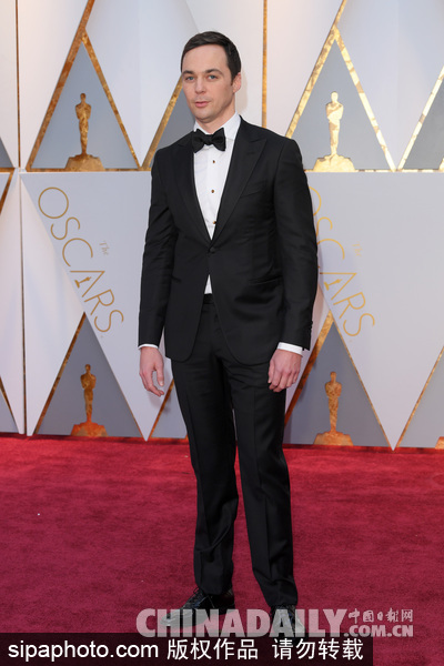 第89屆奧斯卡頒獎(jiǎng)典禮紅毯：“謝耳朵”吉姆-帕森斯帥氣亮相