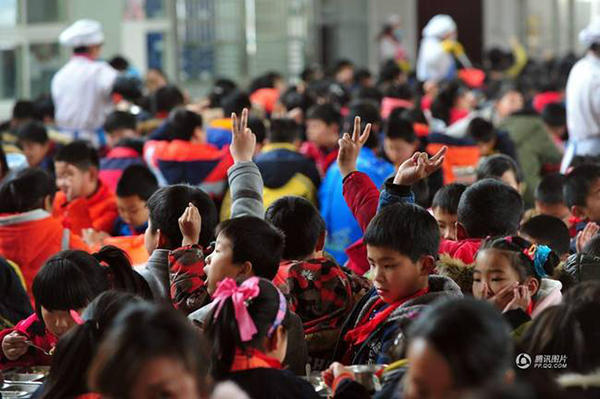 最大農村寄宿小學 近千人靠“剪刀石頭布”打飯