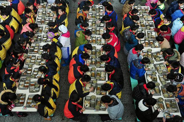 最大農(nóng)村寄宿小學 近千人靠“剪刀石頭布”打飯