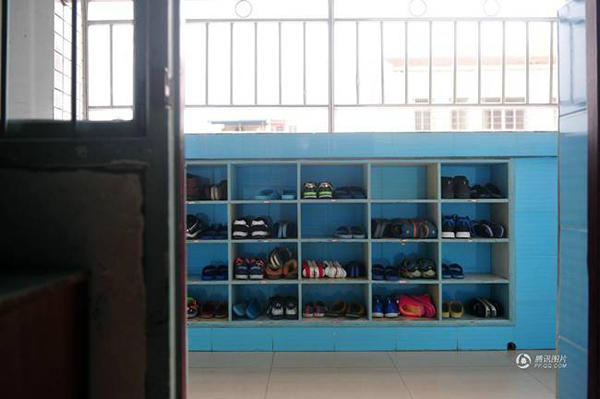 最大農村寄宿小學 近千人靠“剪刀石頭布”打飯