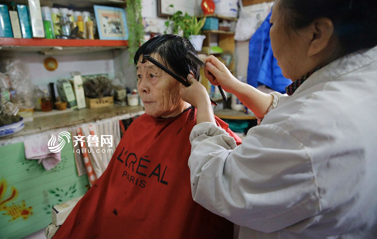 圖片故事：二月二“剃龍頭”：理發(fā)師堅(jiān)守傳統(tǒng)技藝43年[組圖]