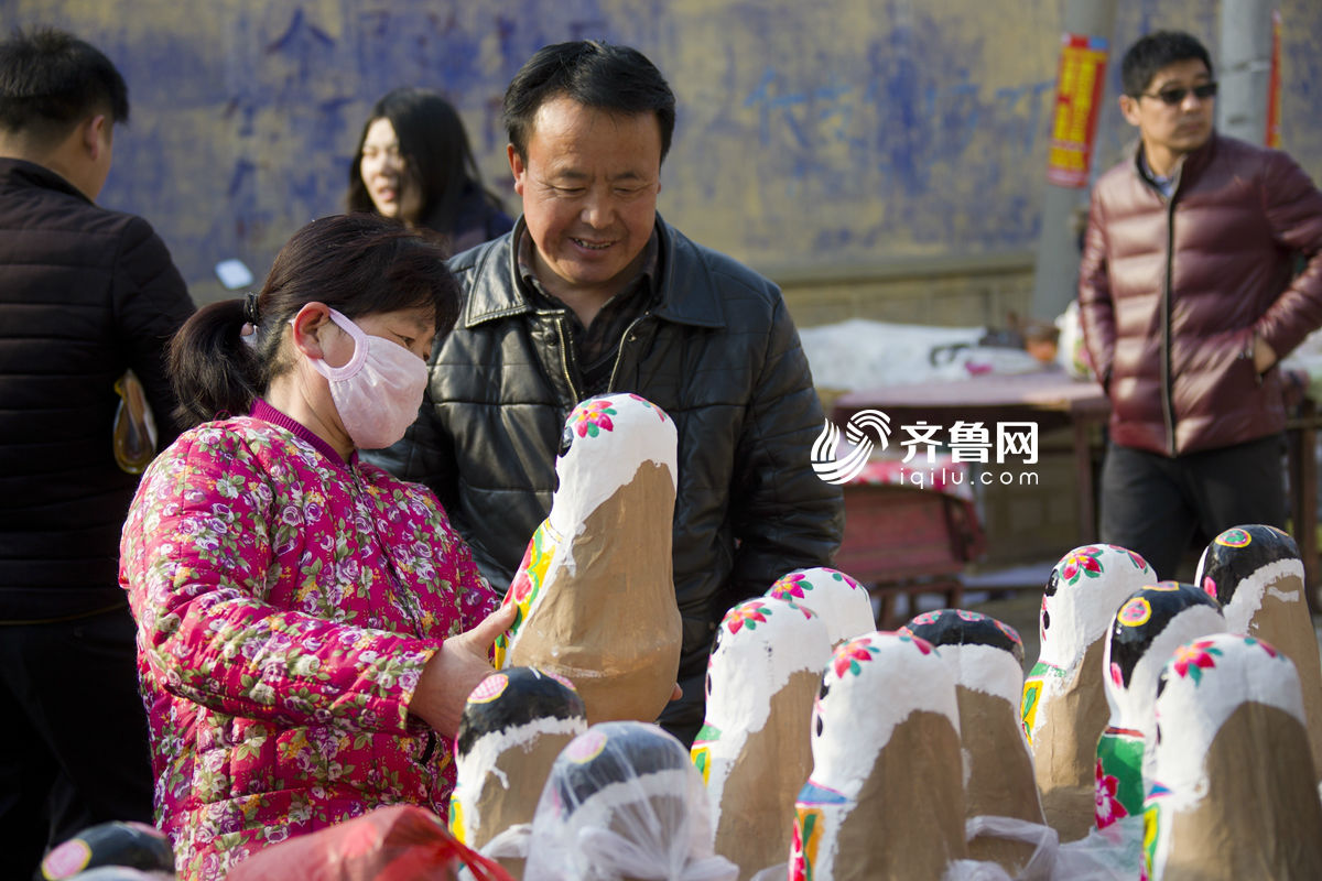 感受非遺文化 山東火把李廟會(huì)泥塑娃娃當(dāng)主角[組圖]