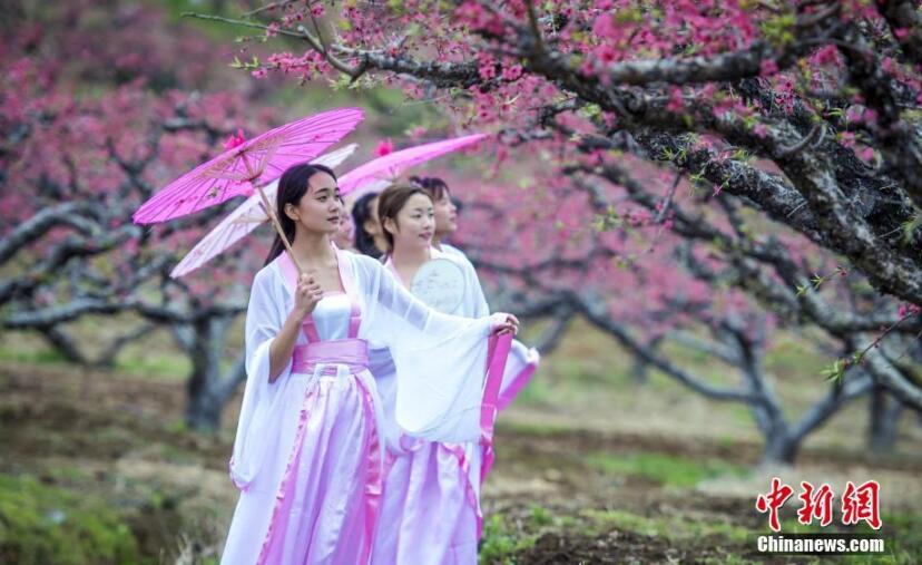 廣東大學生扮演古人穿越 呼吁重視古詩詞[組圖]