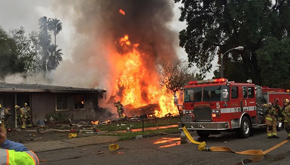 美國(guó)飛機(jī)墜入民宅致4死 飛行員廢墟中爬出