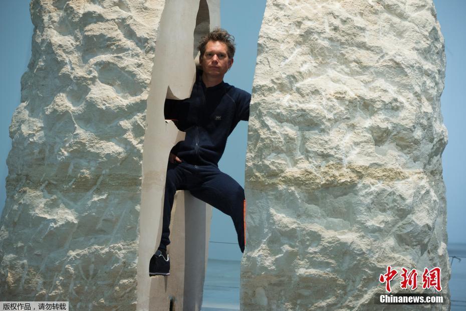 在石頭中漫游？法國行為藝術家自鎖巨石內1周[組圖]