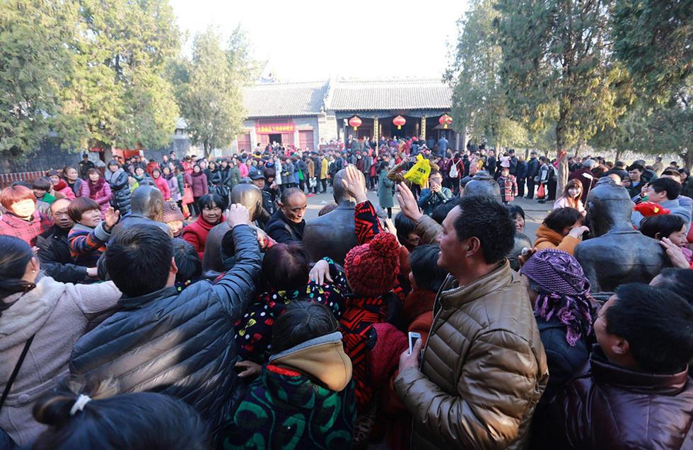 河南周口香客排長隊“打秦檜”消災