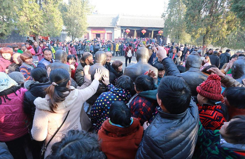 河南周口香客排長(zhǎng)隊(duì)“打秦檜”消災(zāi)