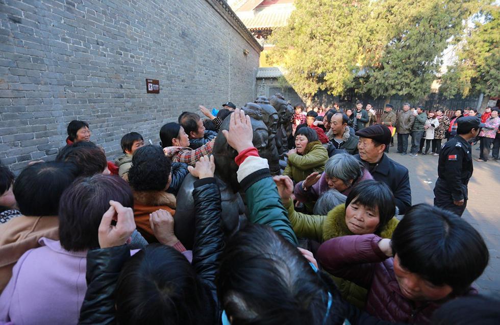 河南周口香客排長隊“打秦檜”消災(zāi)