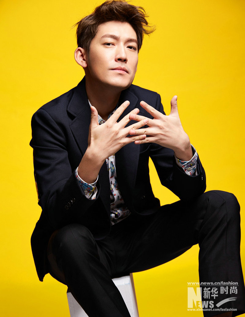 張博時尚大片曝光 早春穿搭散發型男魅力