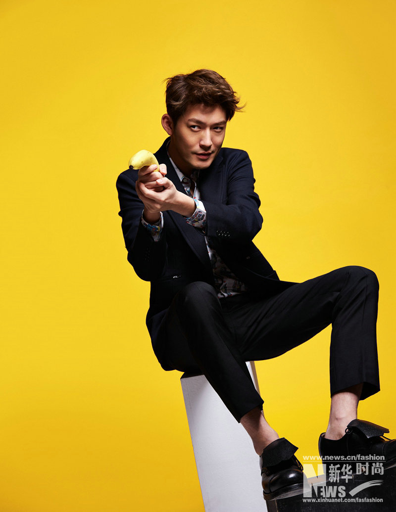 張博時尚大片曝光 早春穿搭散發型男魅力