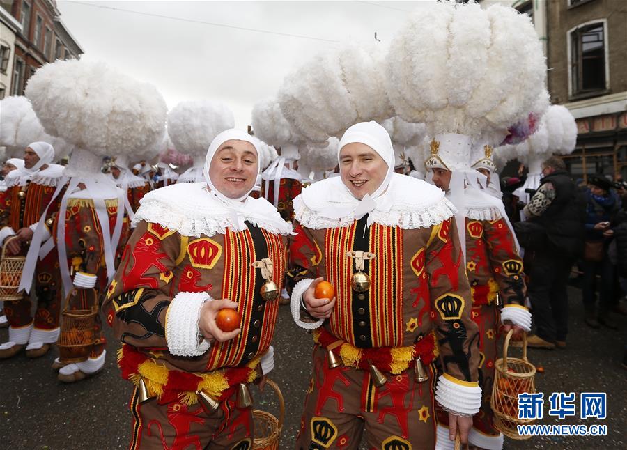 班什狂歡節“憨人”盛裝游行