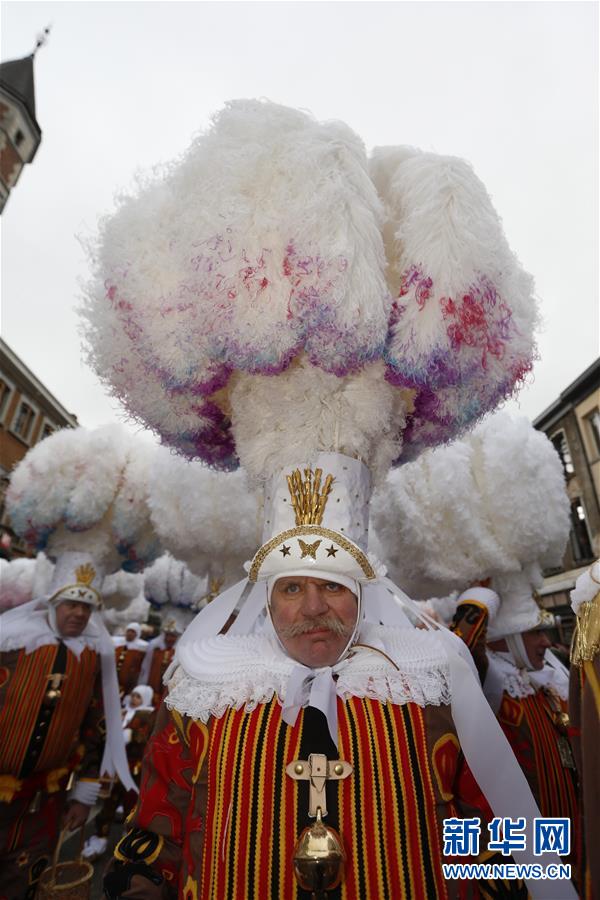 班什狂歡節“憨人”盛裝游行