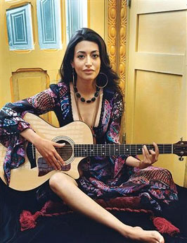 本拉登侄女成紅人 穿衣打扮很有美國風(fēng)