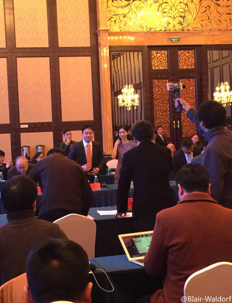 奶茶妹妹聽著劉強(qiáng)東講話 眼神中是一望無盡的溫柔