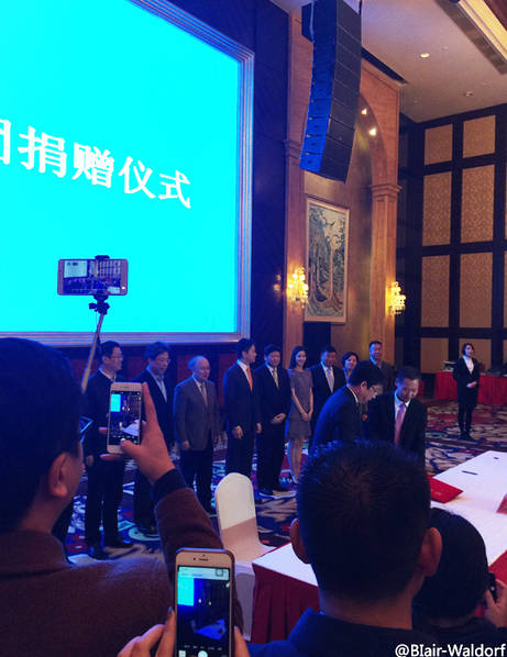 奶茶妹妹聽著劉強東講話 眼神中是一望無盡的溫柔