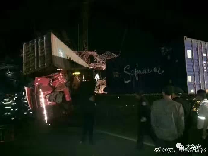 福建高架橋坍塌 現(xiàn)場(chǎng)5人墜落2輛車被砸【組圖】