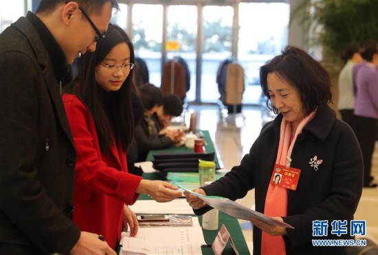 參加全國政協(xié)十二屆五次會議的委員陸續(xù)抵達(dá)駐地