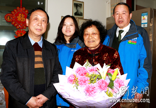 孝昌老兵不忘38年前戰友 相邀看望烈士的母親(圖)