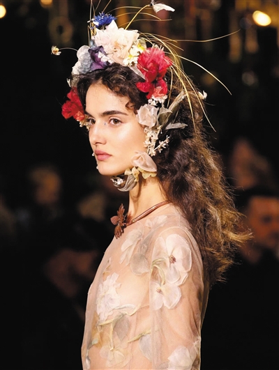 美不過發間一抹春色 為沉悶增添小浪漫