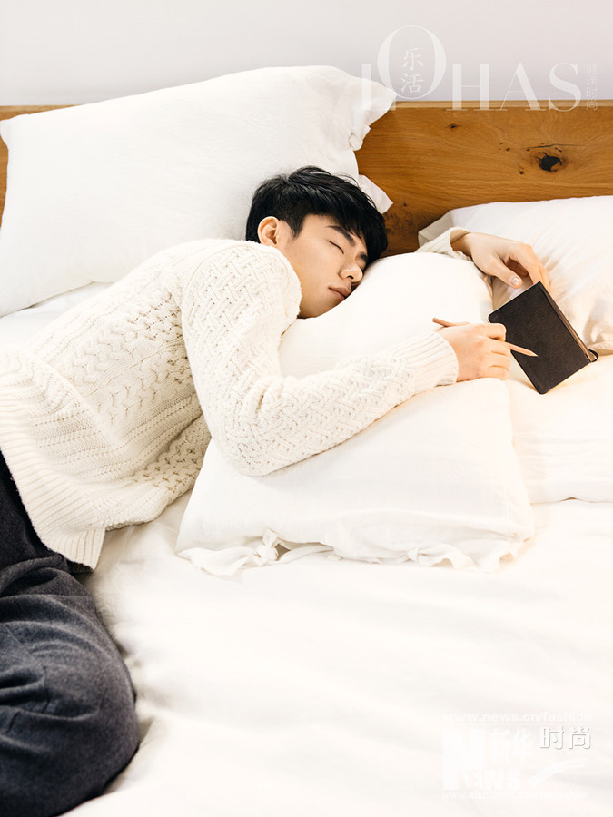 李程彬早春大片風衣白毛衣演繹溫暖鄰家少年