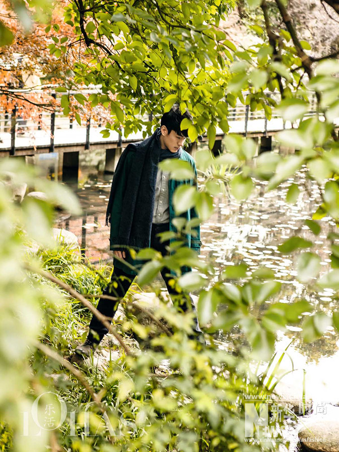 李程彬早春大片風(fēng)衣白毛衣演繹溫暖鄰家少年