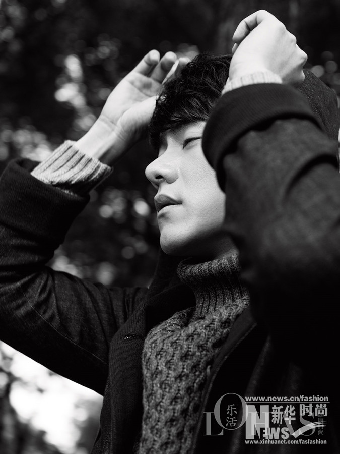 李程彬早春大片風衣白毛衣演繹溫暖鄰家少年