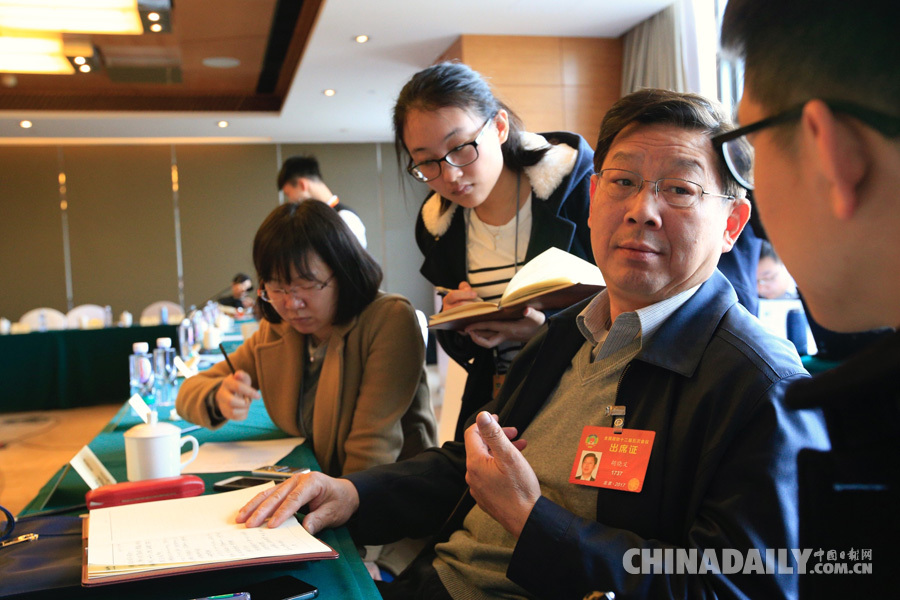 全國(guó)政協(xié)社會(huì)福利和社會(huì)保障界別進(jìn)行小組討論