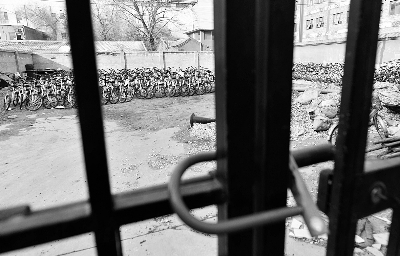 數(shù)百輛共享單車被扣 園區(qū)回應(yīng):已和運營方約談