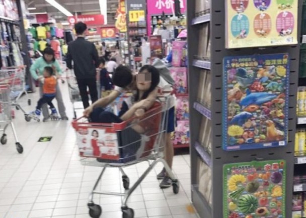 學生情侶超市舉止親密引不滿