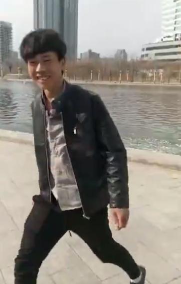 男子直播將共享單車(chē)扔入海河