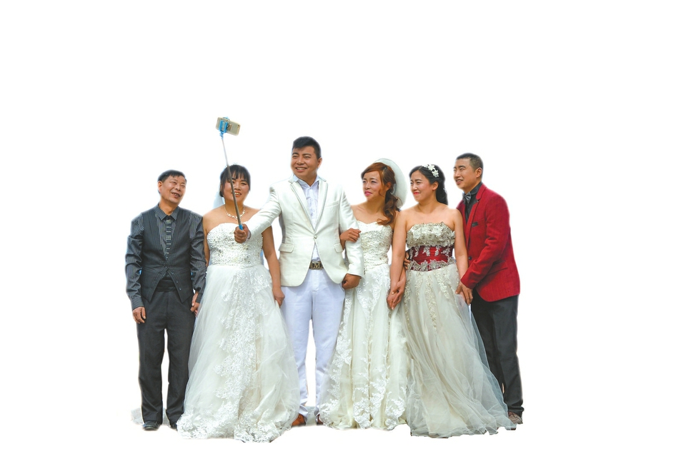 甜蜜浪漫！三對(duì)打工夫妻成都興隆湖邊補(bǔ)拍婚紗照（組圖）