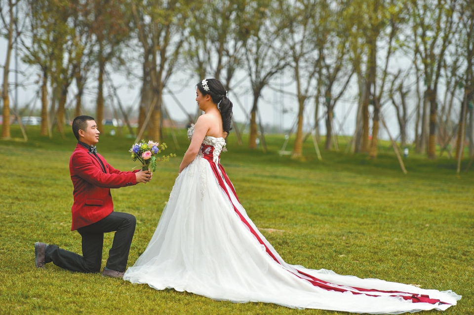 甜蜜浪漫！三對(duì)打工夫妻成都興隆湖邊補(bǔ)拍婚紗照（組圖）