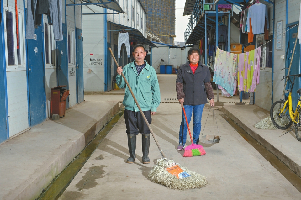 甜蜜浪漫！三對打工夫妻成都興隆湖邊補(bǔ)拍婚紗照（組圖）