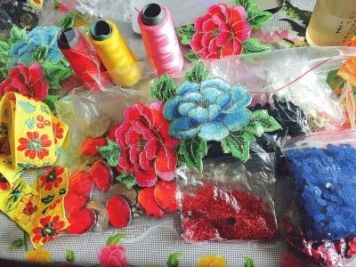 成都:廣場舞隊(duì)長精打細(xì)算 為隊(duì)友做300套演出服裝