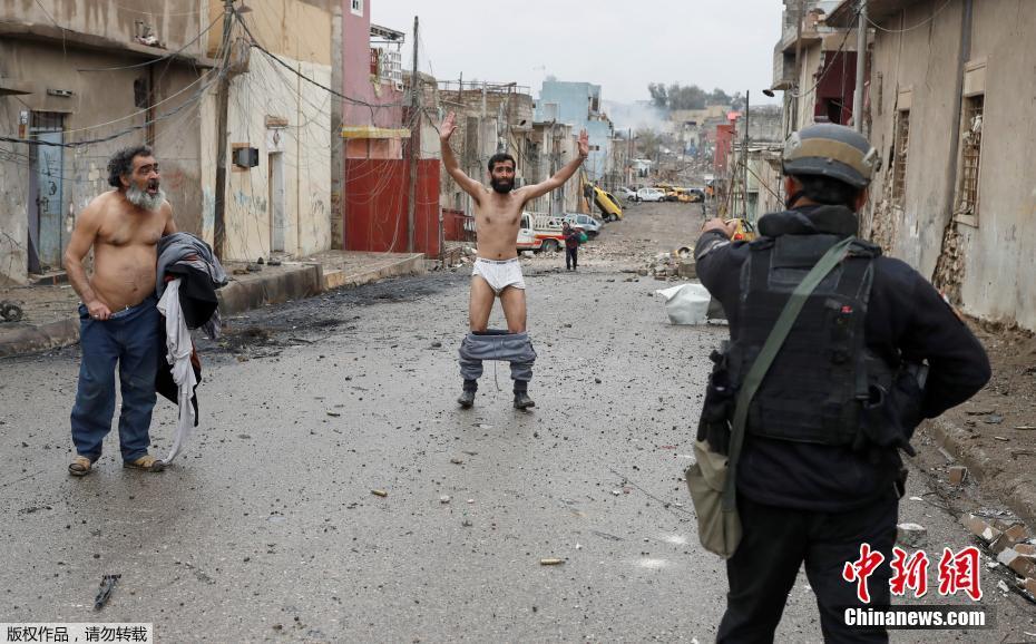 伊拉克男子逃離戰區 脫衣證明自己不是恐怖分子（圖）