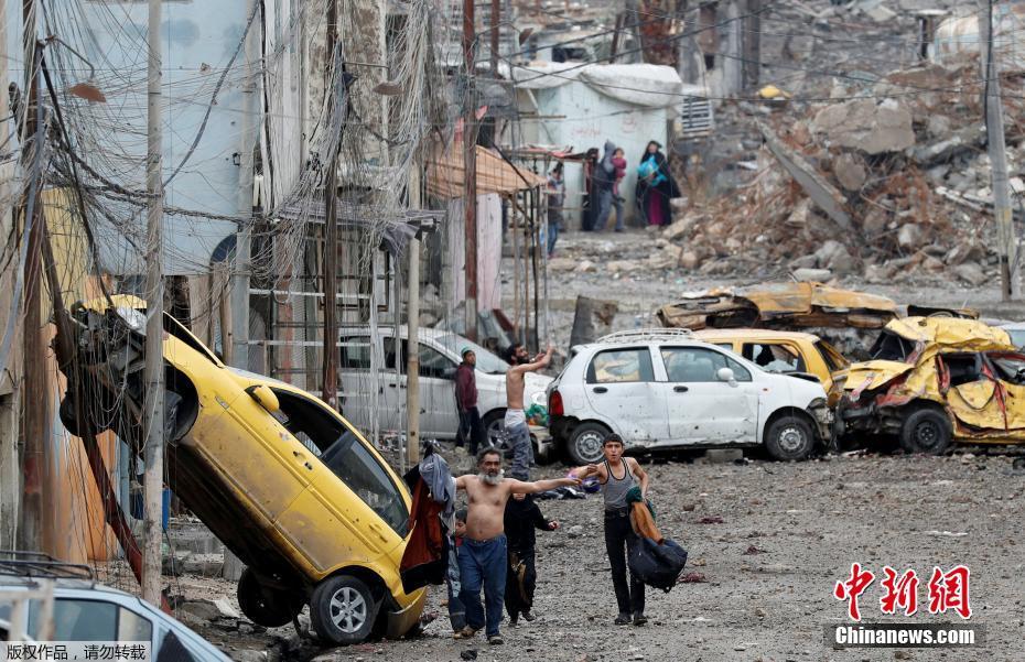 伊拉克男子逃離戰區 脫衣證明自己不是恐怖分子（圖）